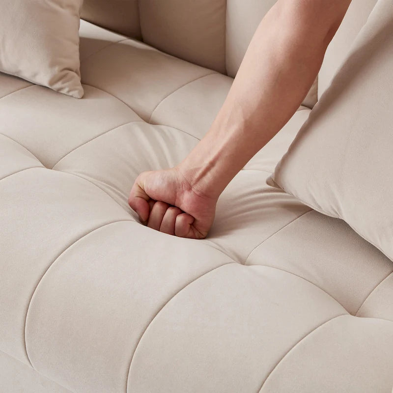 Nowoczesna sofa do salonu, mała kanapa dwuosobowa, gładka, aksamitna tapicerka, pikowana, beżowa